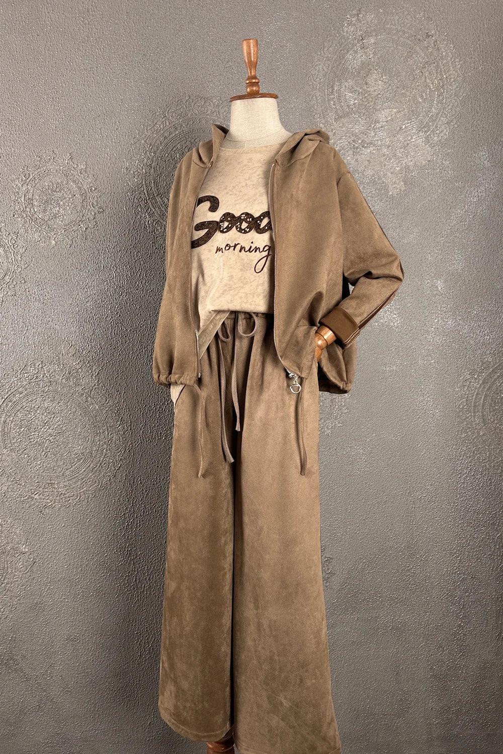 Nubuk eşofman takımı, kadın, krem rengi, hoodie ceket ve pantolon, rahat kesim, önden görünüm