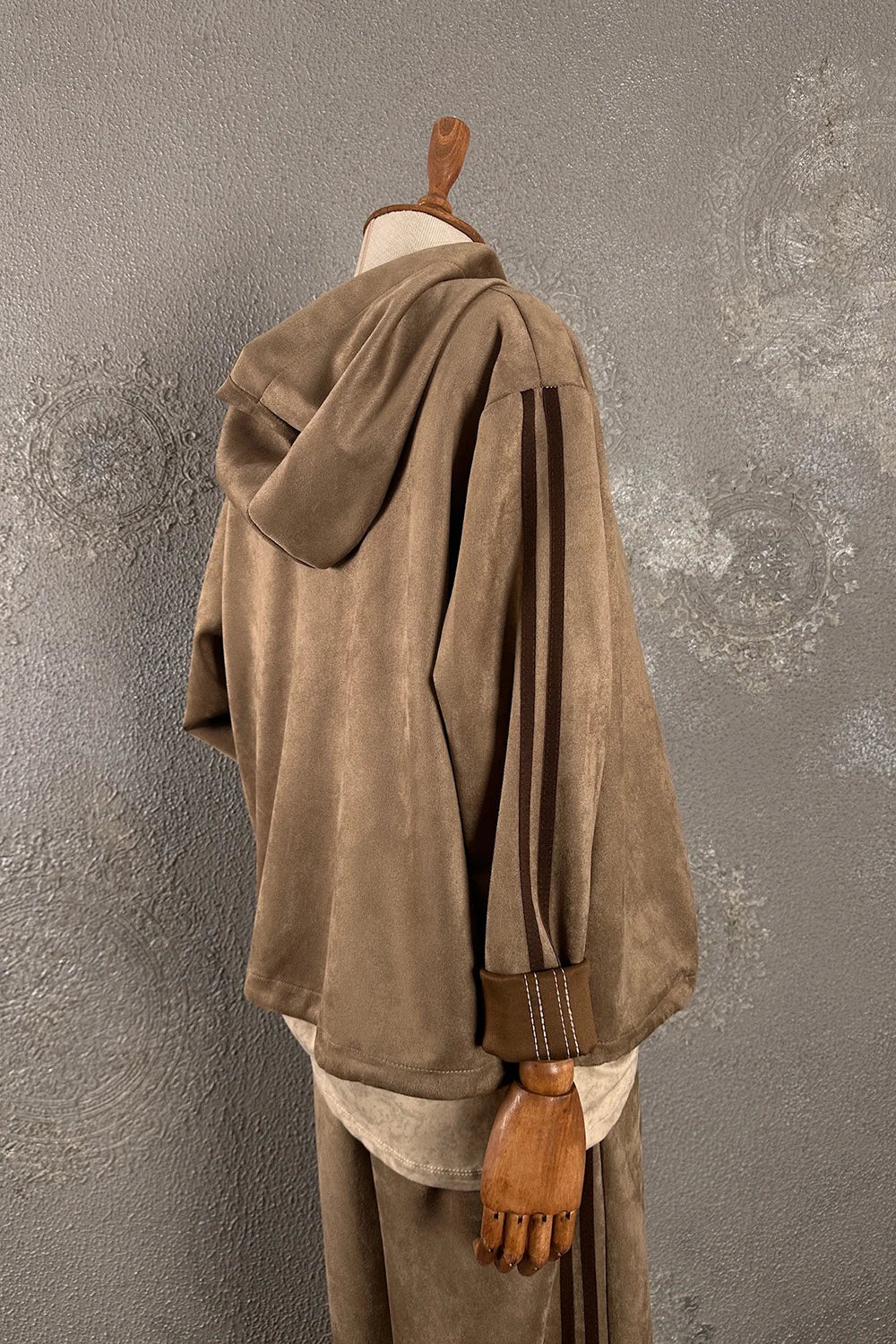 Nubuk eşofman takımı, kahverengi, kadın, oversize kesim, yandan görünüm, detaylı dikiş