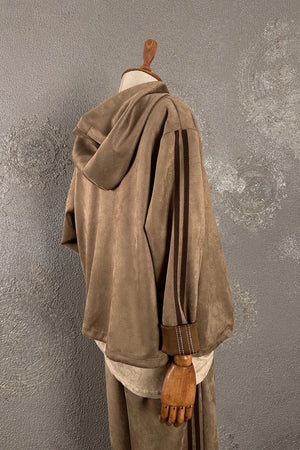 Nubuk eşofman takımı, kahverengi, kadın, oversize kesim, yandan görünüm, detaylı dikiş