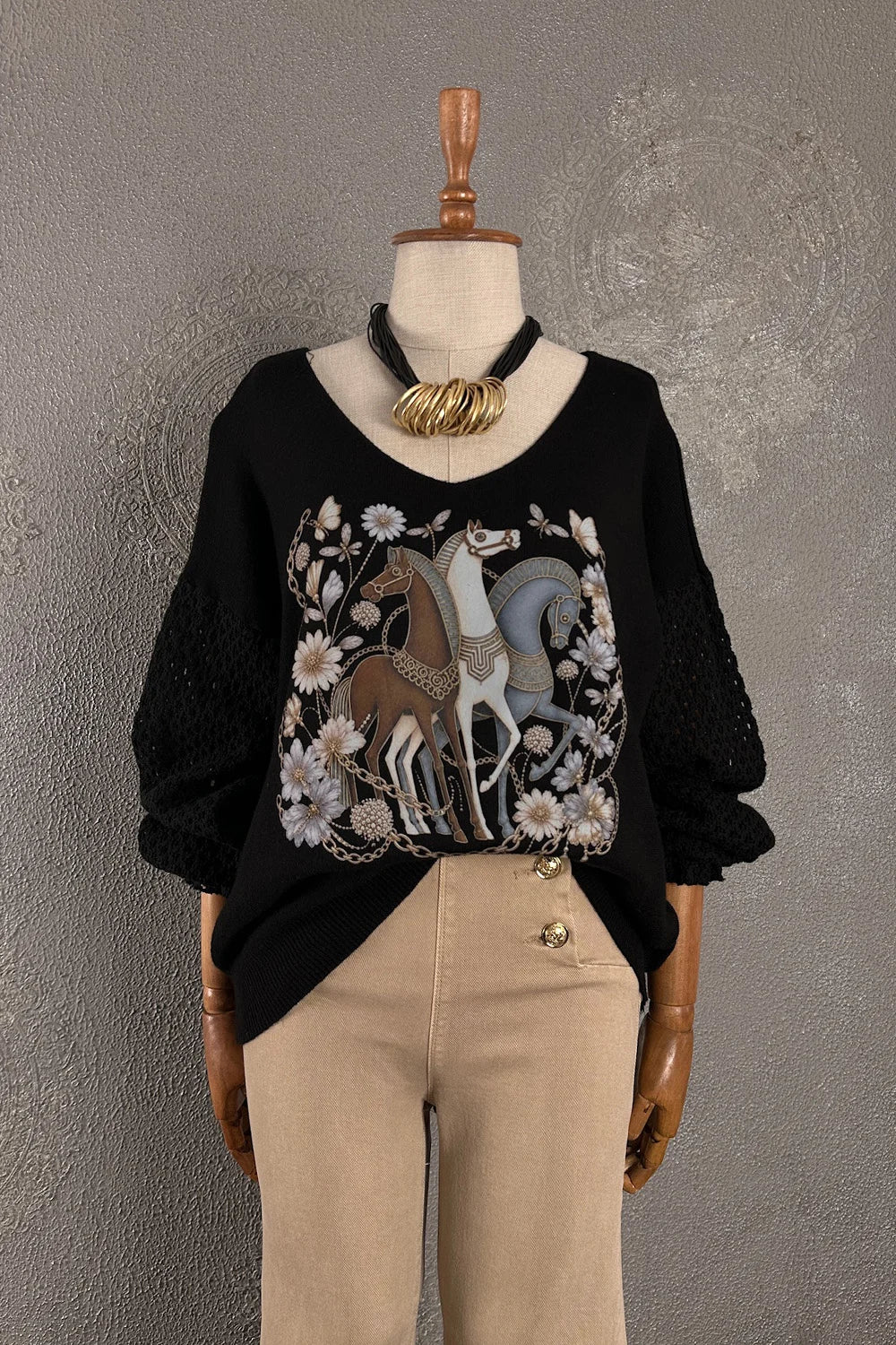 Siyah file detaylı baskılı triko, at ve çiçek motifli, krem pantolon kombinli kadın üst, rahat kesim, önden görünüm