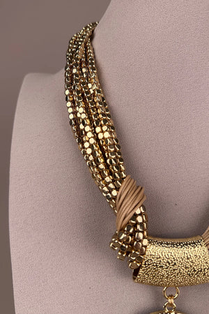 Gold dokulu oval uçlu kadın kolye, zincir tasarım, detaylı metalik işçilik, yandan görünüm