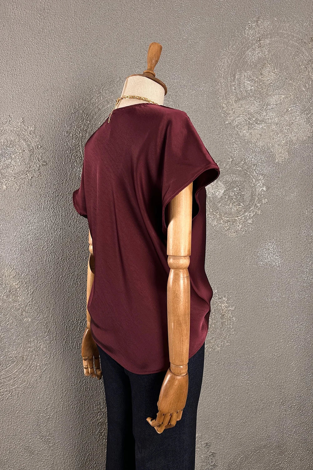 Bordo saten V yakalı kadın bluz, kısa kollu, yumuşak dokulu, yandan görünüm, zarif kesim