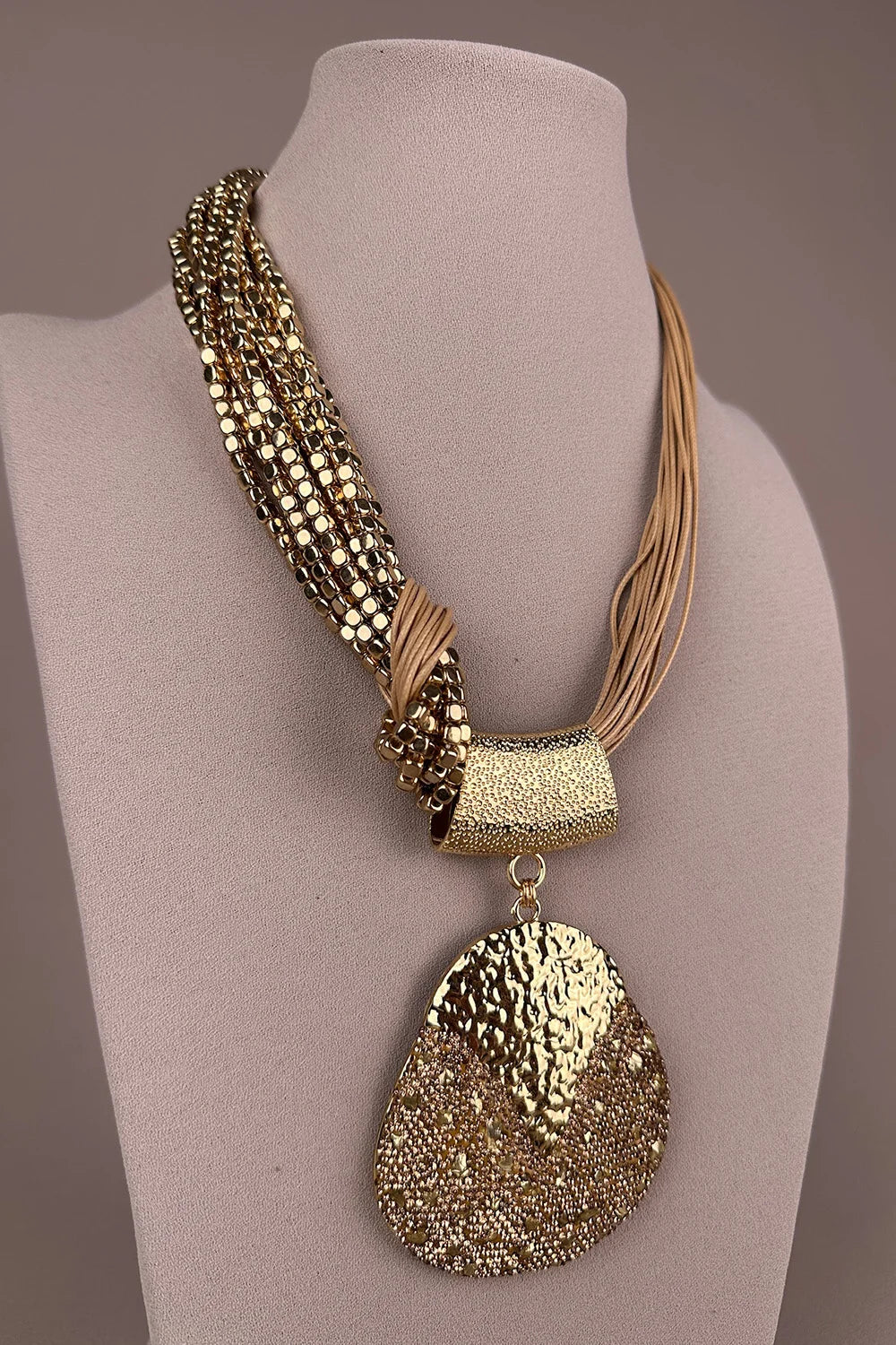 Gold dokulu oval uçlu kolye, çok katmanlı zincir detaylı, kadın aksesuar, şık ve zarif tasarım, önden görünüm.