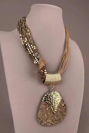 Gold dokulu oval uçlu kolye, çok katmanlı zincir detaylı, kadın aksesuar, şık ve zarif tasarım, önden görünüm.