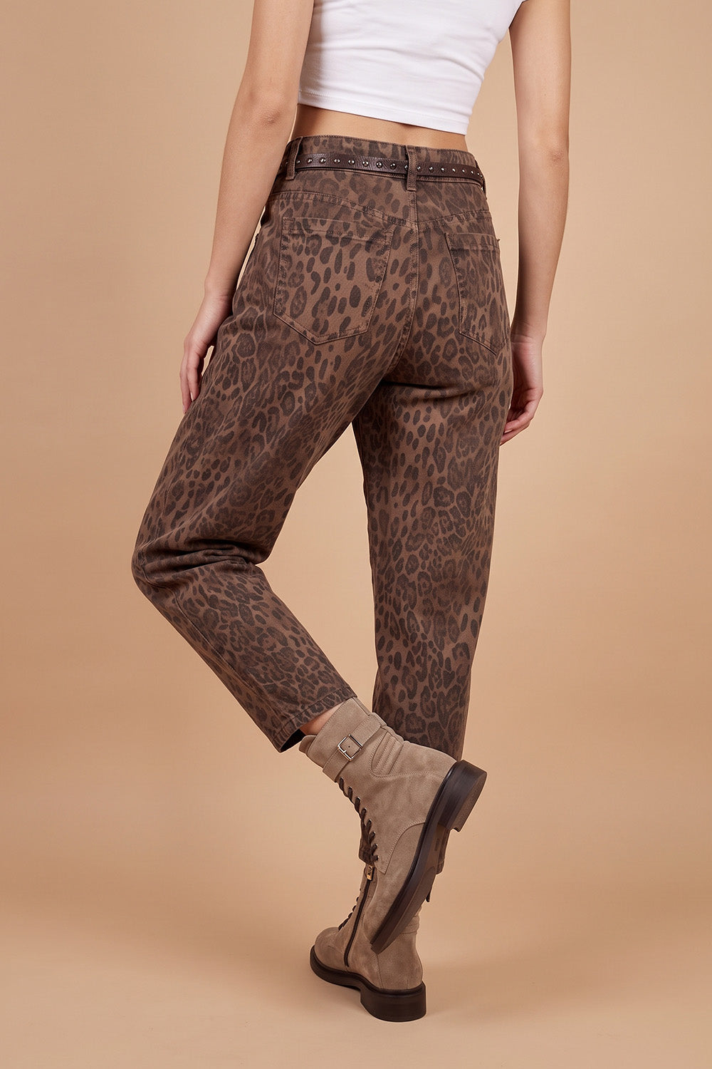 Leopar desenli kahverengi barrel kadın pantolon, çıtçıtlı kemer detaylı, yandan görünüm