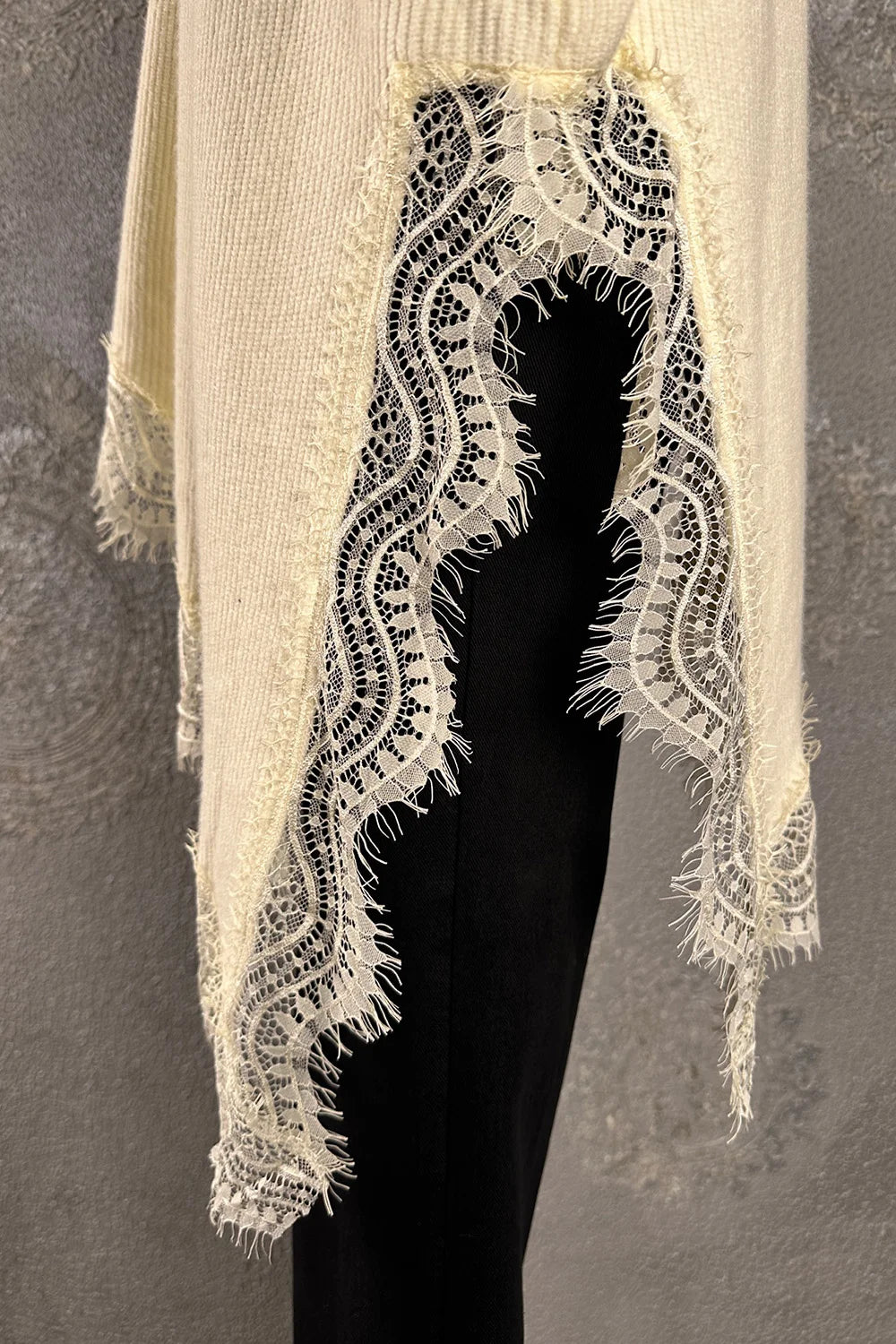 Krem dantel detaylı asimetrik triko, çiçek motifli, kadın kolsuz yelek, oversize kesim, detay görünüm