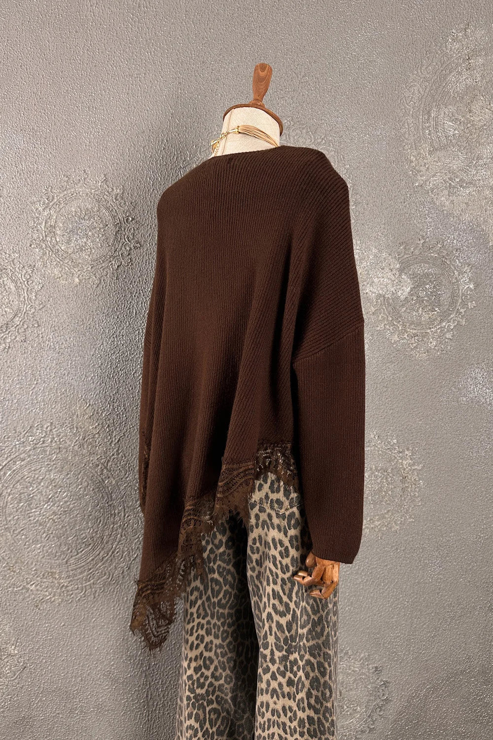 Kahverengi asimetrik triko, dantel detaylı, leopar desenli pantolon kombinasyonu, yandan görünüm, kadın moda