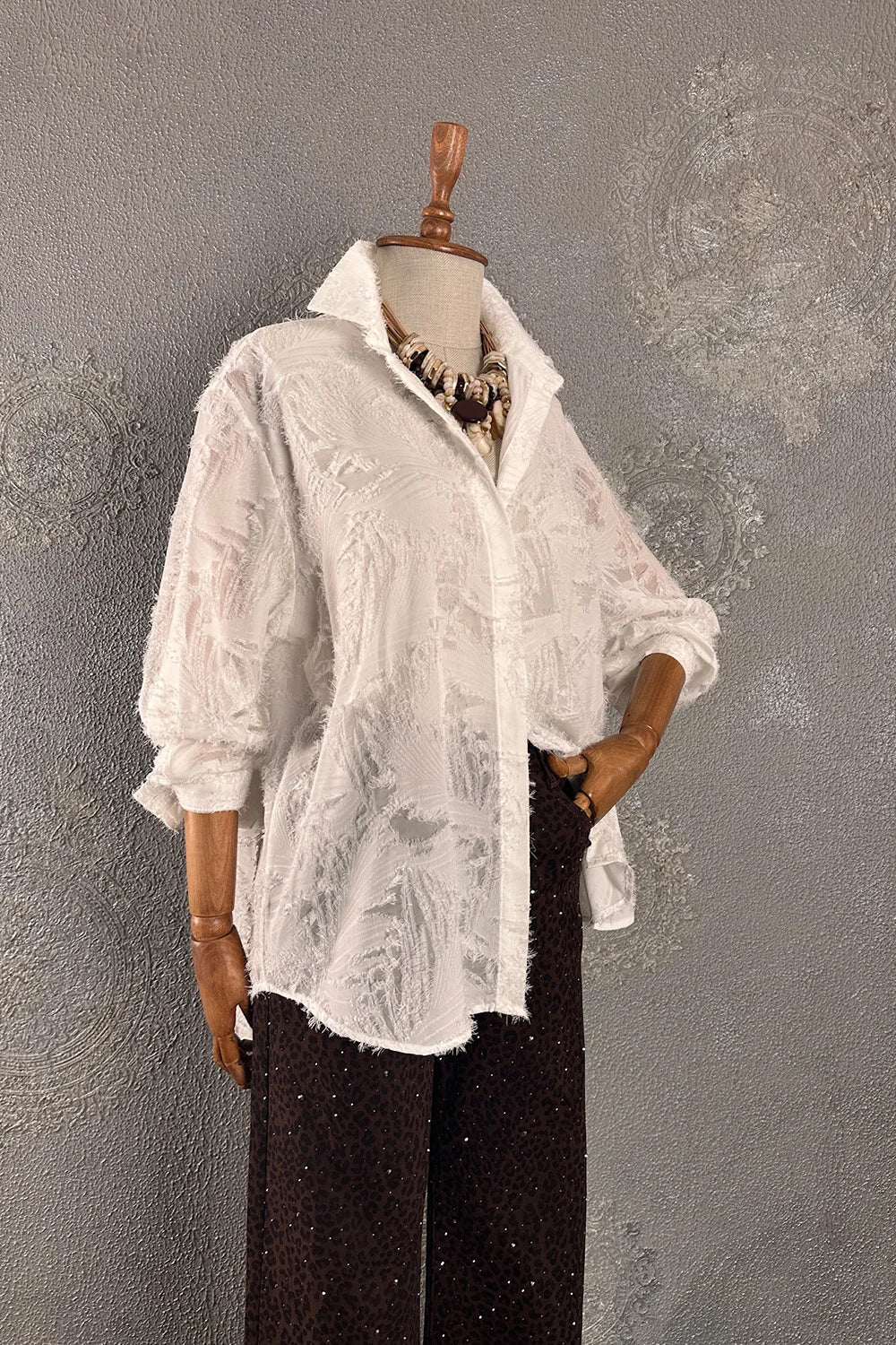 Beyaz dokulu oversize gömlek, çiçek desenli, kadın için, rahat kesim, önden görünüm, lüks butik koleksiyonu