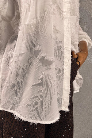 Beyaz dokulu oversize gömlek, dantel detaylı, kadın moda, rahat kesim, detay görünüm