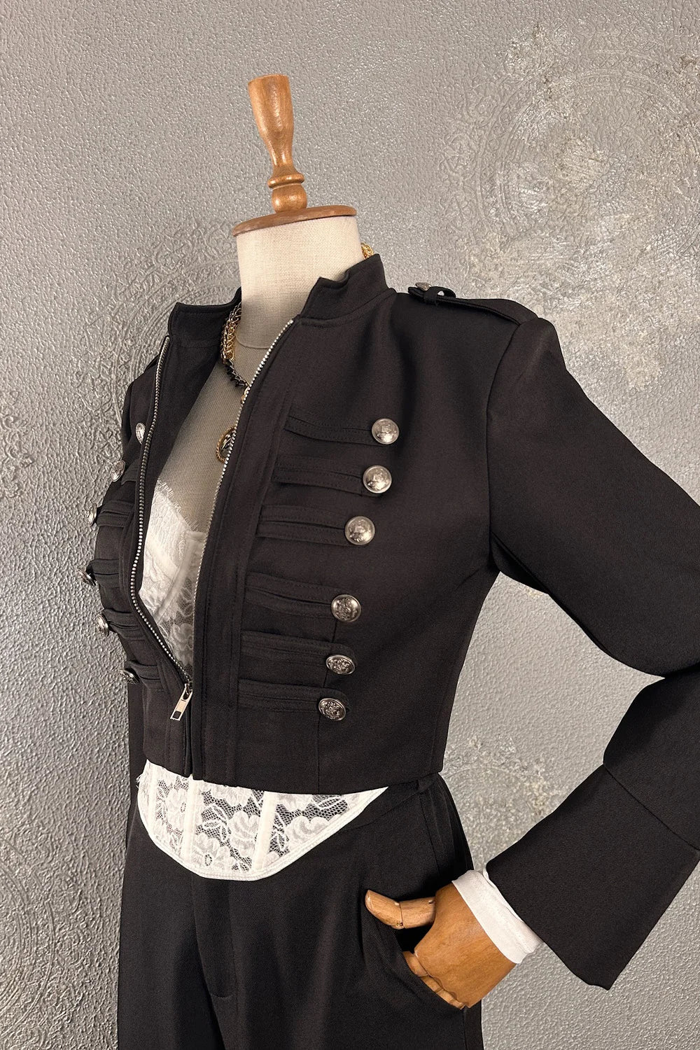 Siyah düğmeli kadın blazer takım, beyaz dantel detaylı, military kesim, önden görünüm, resmi stil