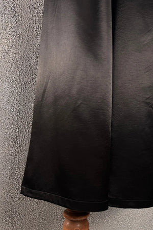 Siyah saten kadın pantolon, düz kesim, yumuşak dokulu kumaş, ayak detayı, yan görünüm