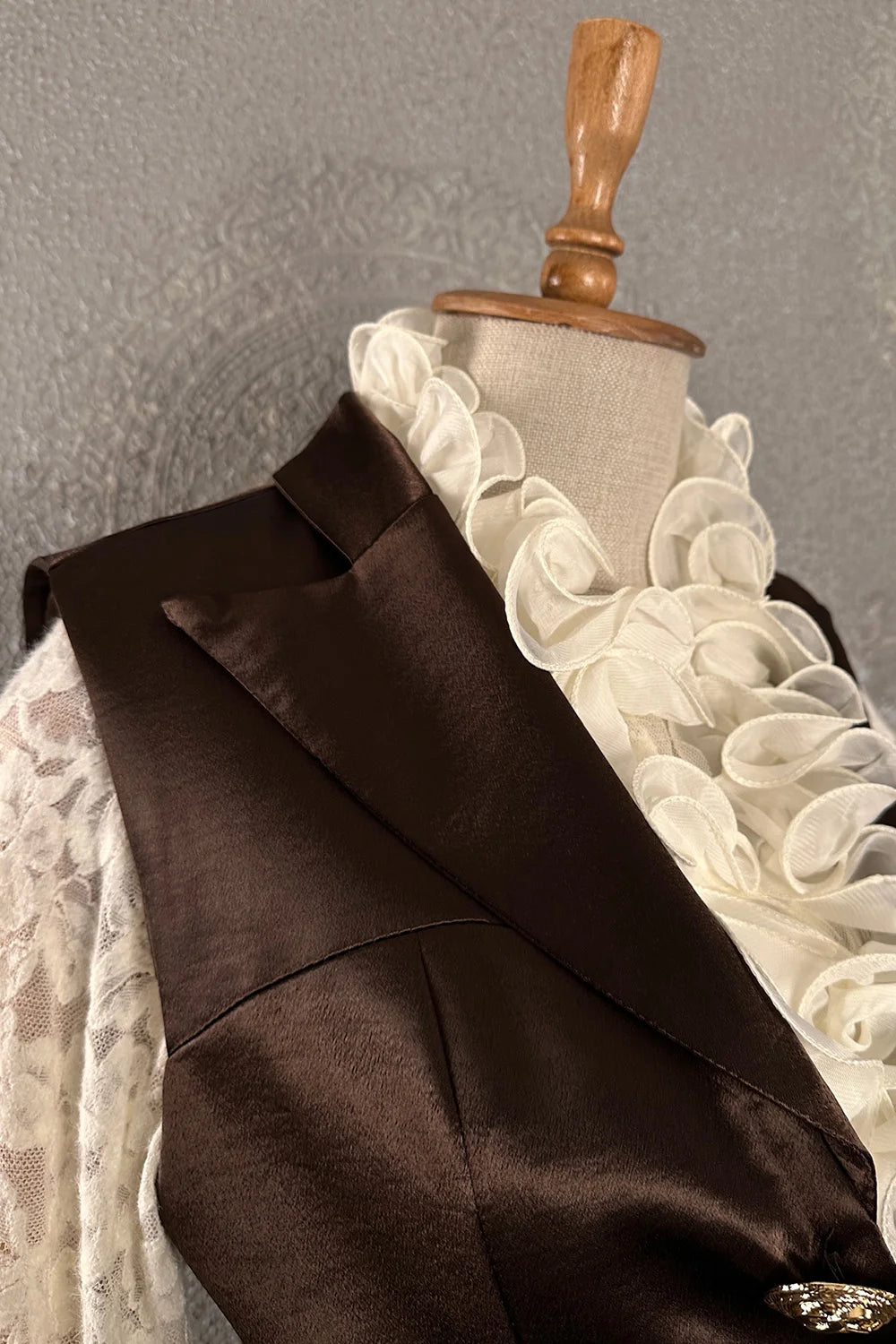 Siyah saten kadın yelek, beyaz çiçek aplike detaylı, şık kesim, önden görünüm, elegan tasarım