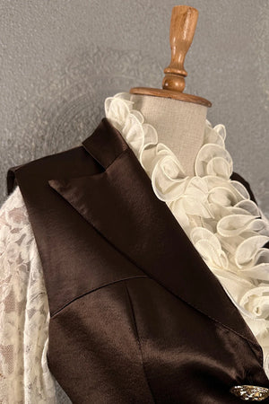 Siyah saten kadın yelek, beyaz çiçek aplike detaylı, şık kesim, önden görünüm, elegan tasarım