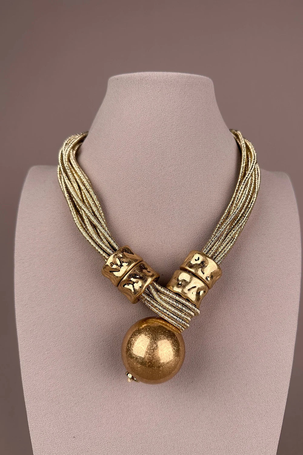 Gold küre uçlu çok ipli kadın kolye, altın rengi metal boncuk detaylı, şık aksesuar, önden görünüm