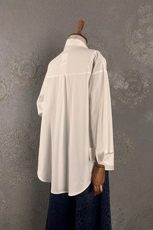Beyaz oversize gömlek, kadın koleksiyonu, broş detaylı, uzun kollu, rahat kesim, yandan görünüm