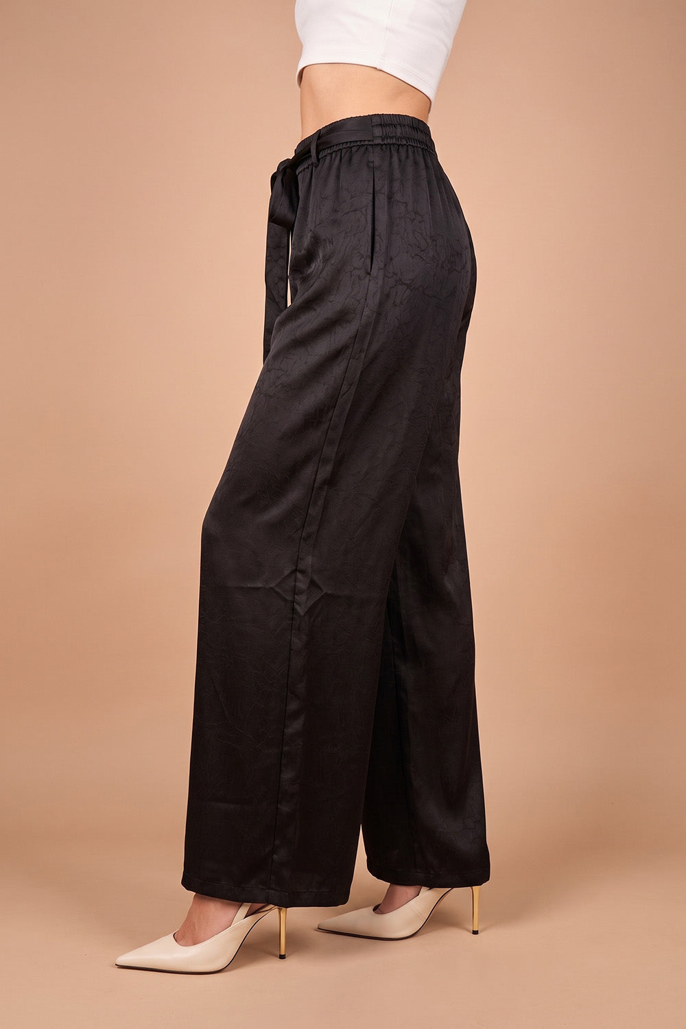 Siyah dokulu saten kadın pantalonu, geniş kesim, elastik bel detaylı, yandan görünüm, şık ve rahat stil
