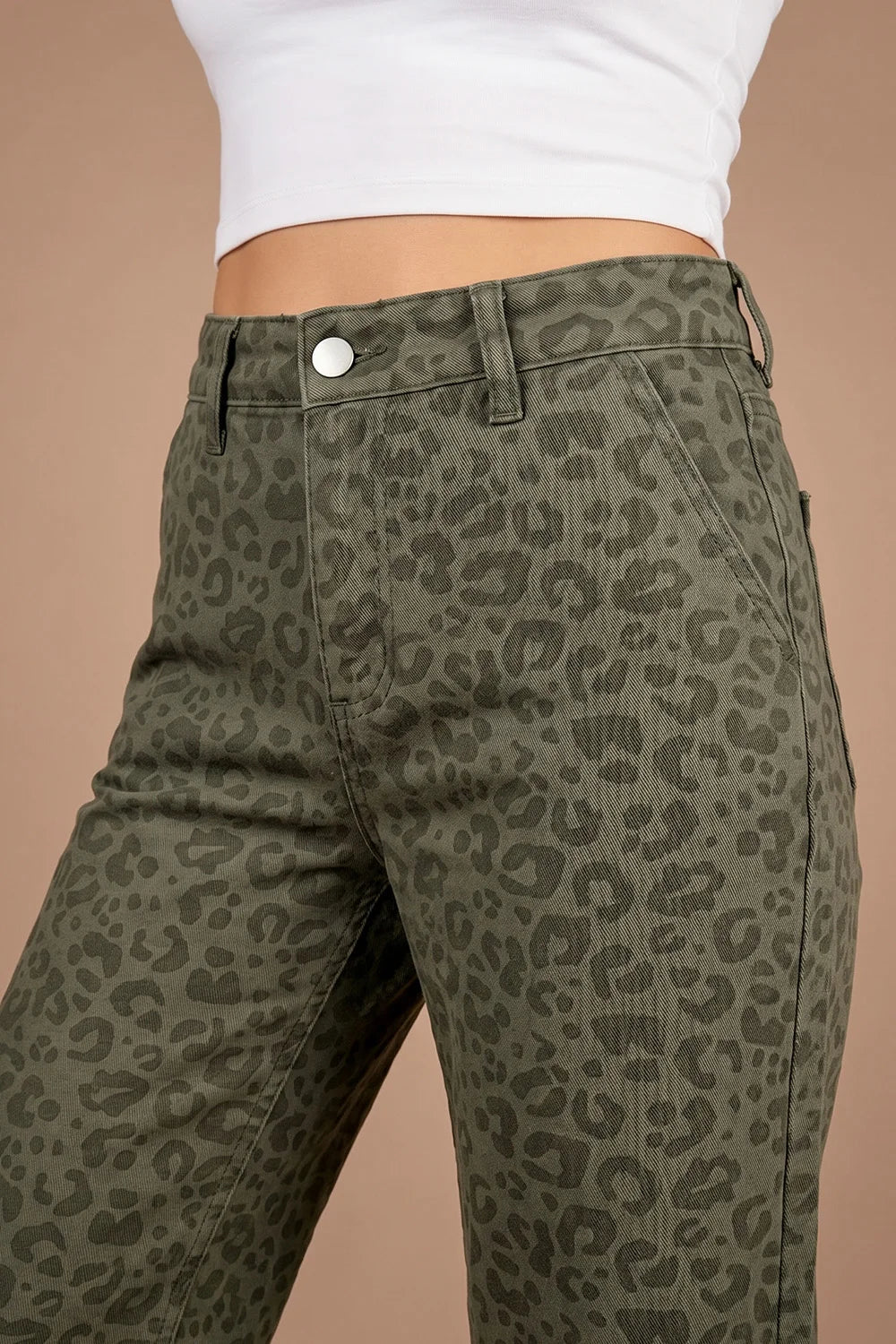 Leopar desenli haki yeşil geniş paçalı kadın pantolon, denim kumaş, yüksek bel, önden görünüm