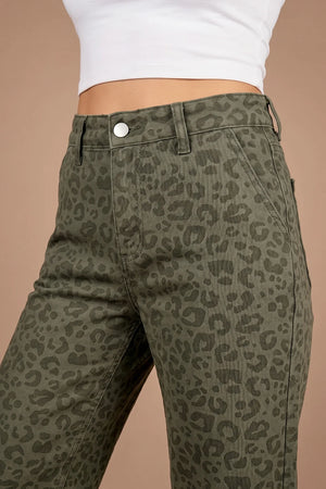 Leopar desenli haki yeşil geniş paçalı kadın pantolon, denim kumaş, yüksek bel, önden görünüm