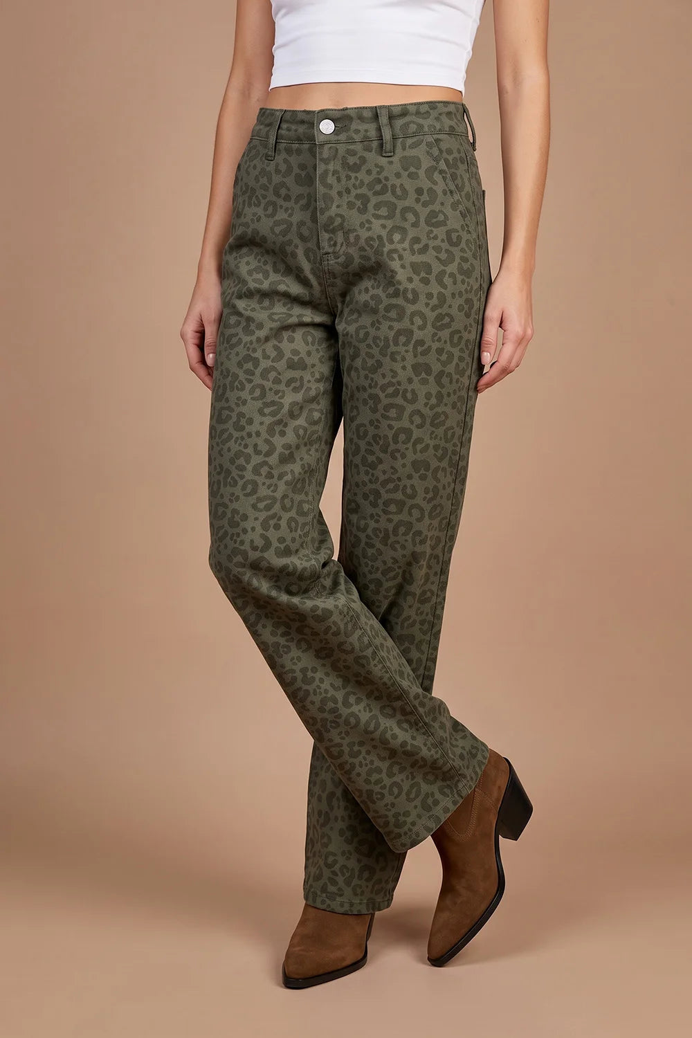 Haki leopar desenli geniş paçalı kadın pantolonu, vintage tarzı, önden görünüm, kahverengi çizme ile kombinli.