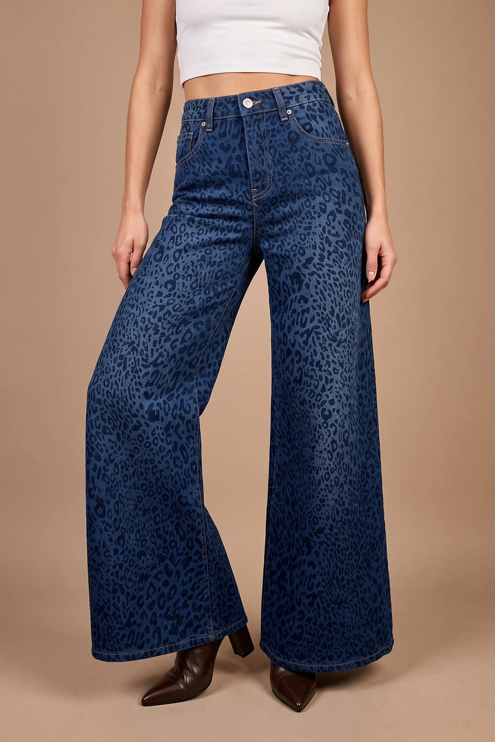 Leopar desenli geniş paçalı kadın jeans, koyu mavi denim, yüksek bel, önden görünüm