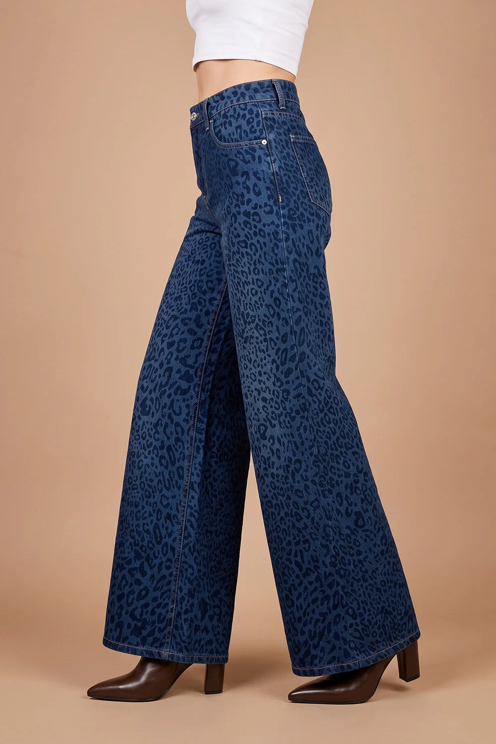 Leopar desenli geniş paçalı kadın jeans, koyu mavi denim, yandan görünüm, ispanyol paça kesimi