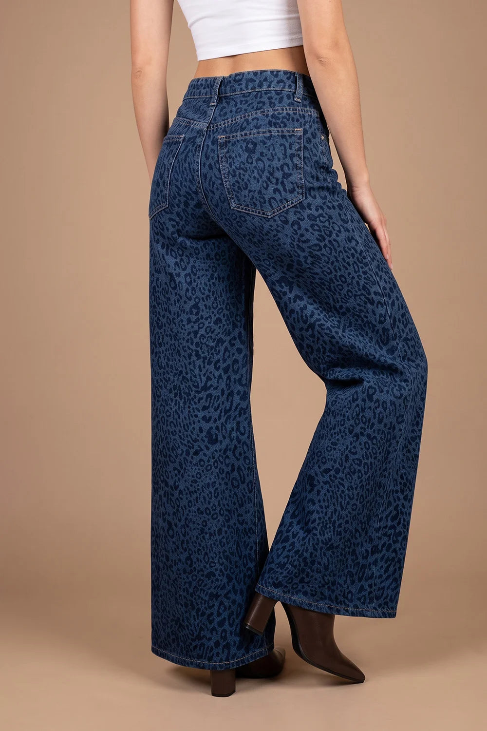 Leopar desenli geniş paçalı kadın jeans, koyu mavi denim, yandan görünüm, ispanyol paça kesimi