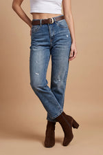Taşlamalı mom jean, açık mavi denim, yüksek bel, crop top ile kombinli, kahverengi kemer ve bot detaylı kadın ürünü.