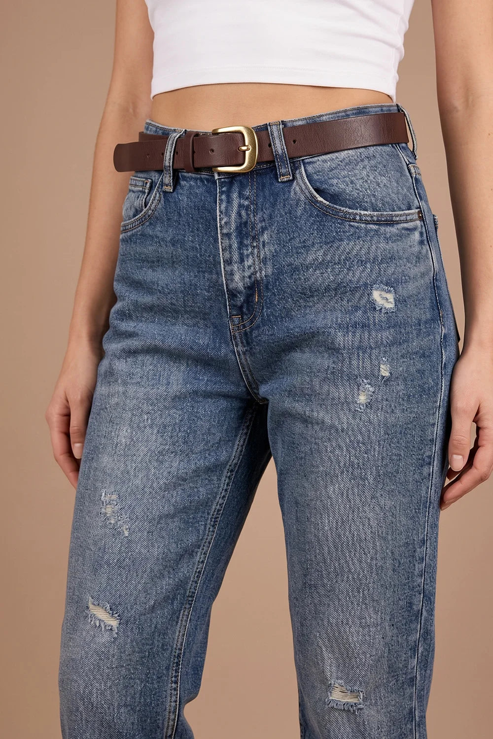 Taşlamalı mom jean, mavi denim, yüksek bel, vintage kesim, kahverengi kemer, önden görünüm, kadın giyim
