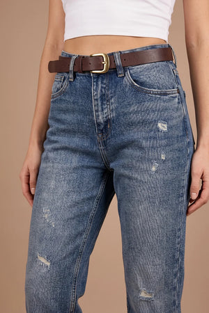 Taşlamalı mom jean, mavi denim, yüksek bel, vintage kesim, kahverengi kemer, önden görünüm, kadın giyim