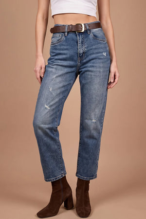 Taşlamalı mom jean, mavi denim, yüksek bel, crop kesim, kahverengi kemer detaylı, kadın pantolonu, önden görünüm