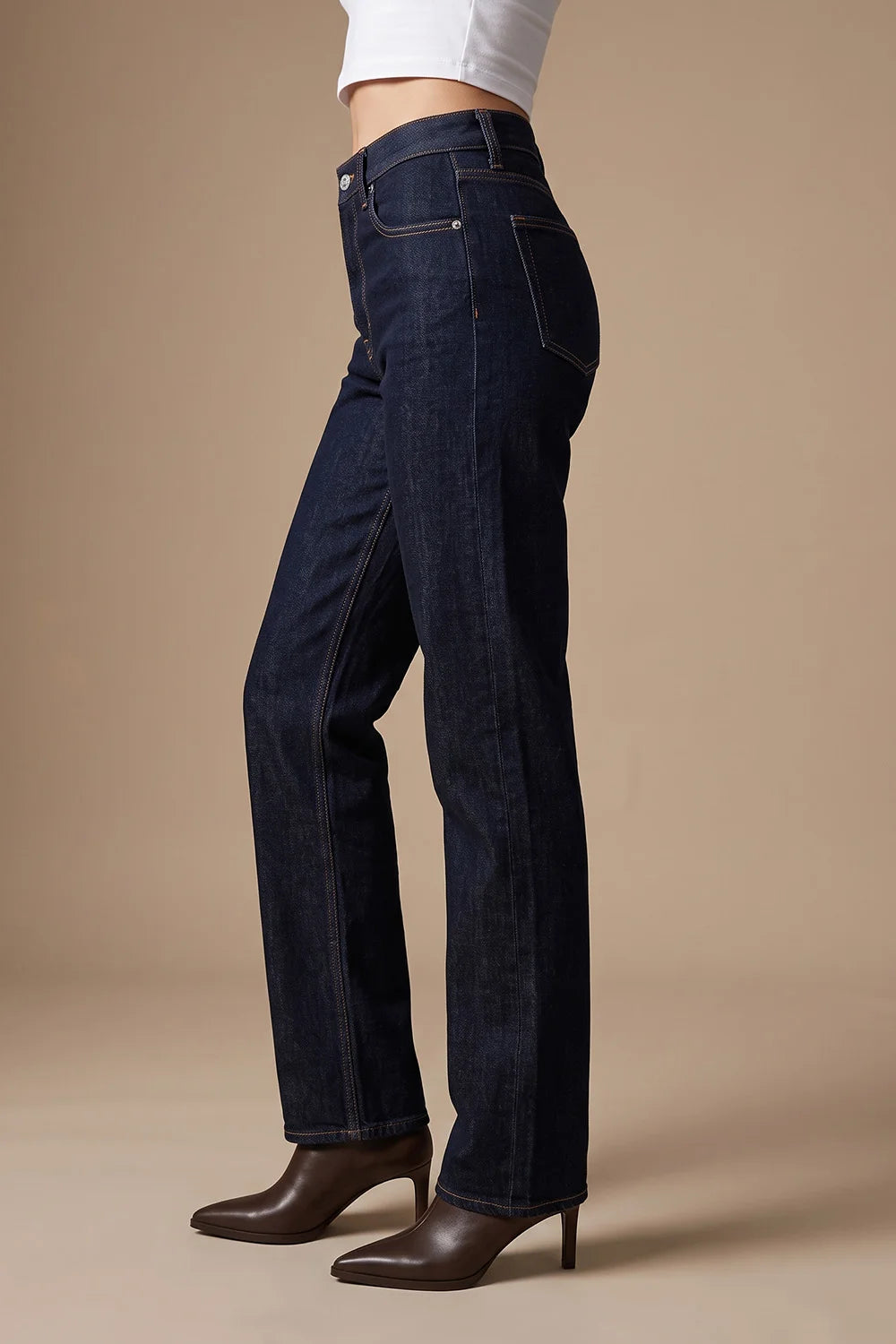 Lacivert straight jean kadın, kontrast dikişli detay, yüksek bel, klasik kesim, yandan görünüm