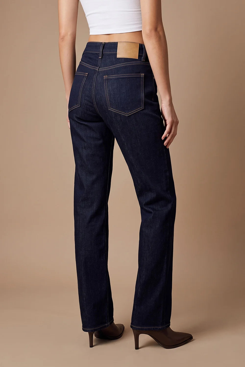 Lacivert straight jean kadın, kontrast dikişli detay, yüksek bel, klasik kesim, yandan görünüm