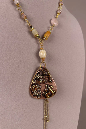 Bohem seramik uçlu kadın kolye, altın detaylı zincir, doğal taş boncuklar, dekoratif metal pendant, şık aksesuar