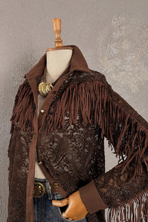 Kahverengi nubuk püsküllü dantel gömlek, kadın, çiçek deseni, vintage stil, önden görünüm, aksesuar detaylı
