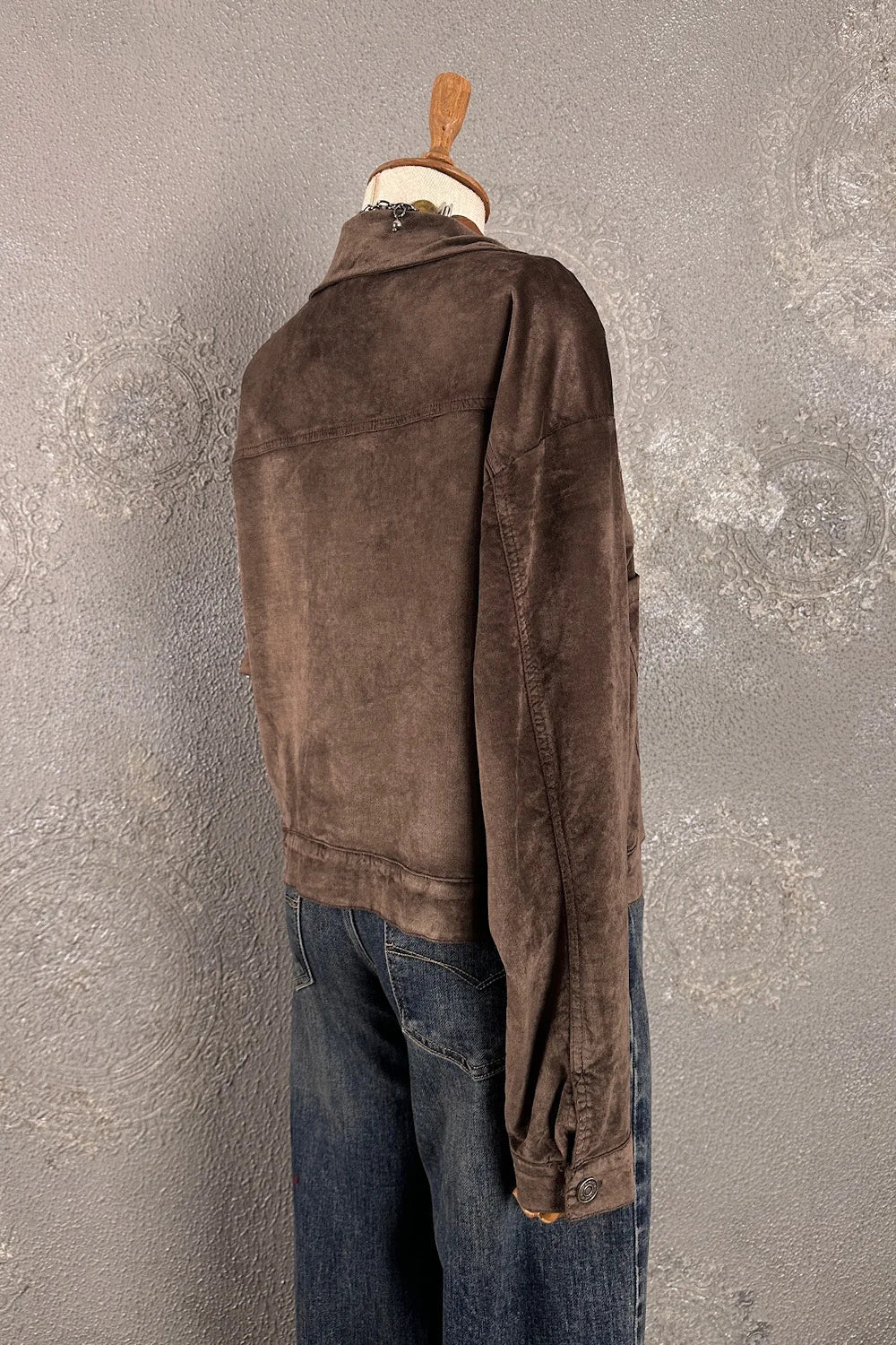 Kahverengi kadife gömlek, vintage stil, yandan görünüm, denim pantolonla kombinli, hafif dokulu kumaş