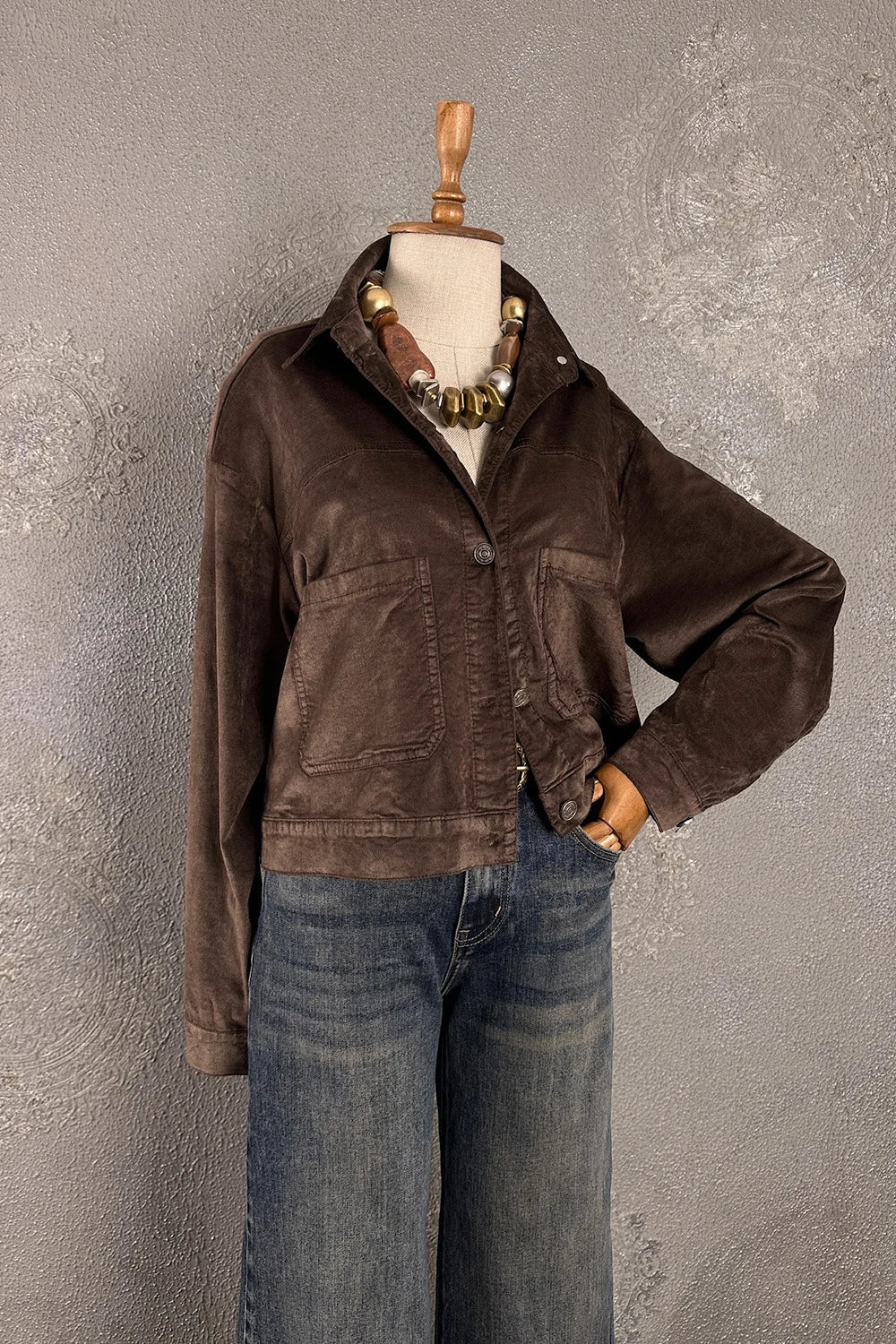 Kahverengi kadife gömlek, klasik kesim, metal düğmeli, cep detaylı, önden görünüm, casual stil