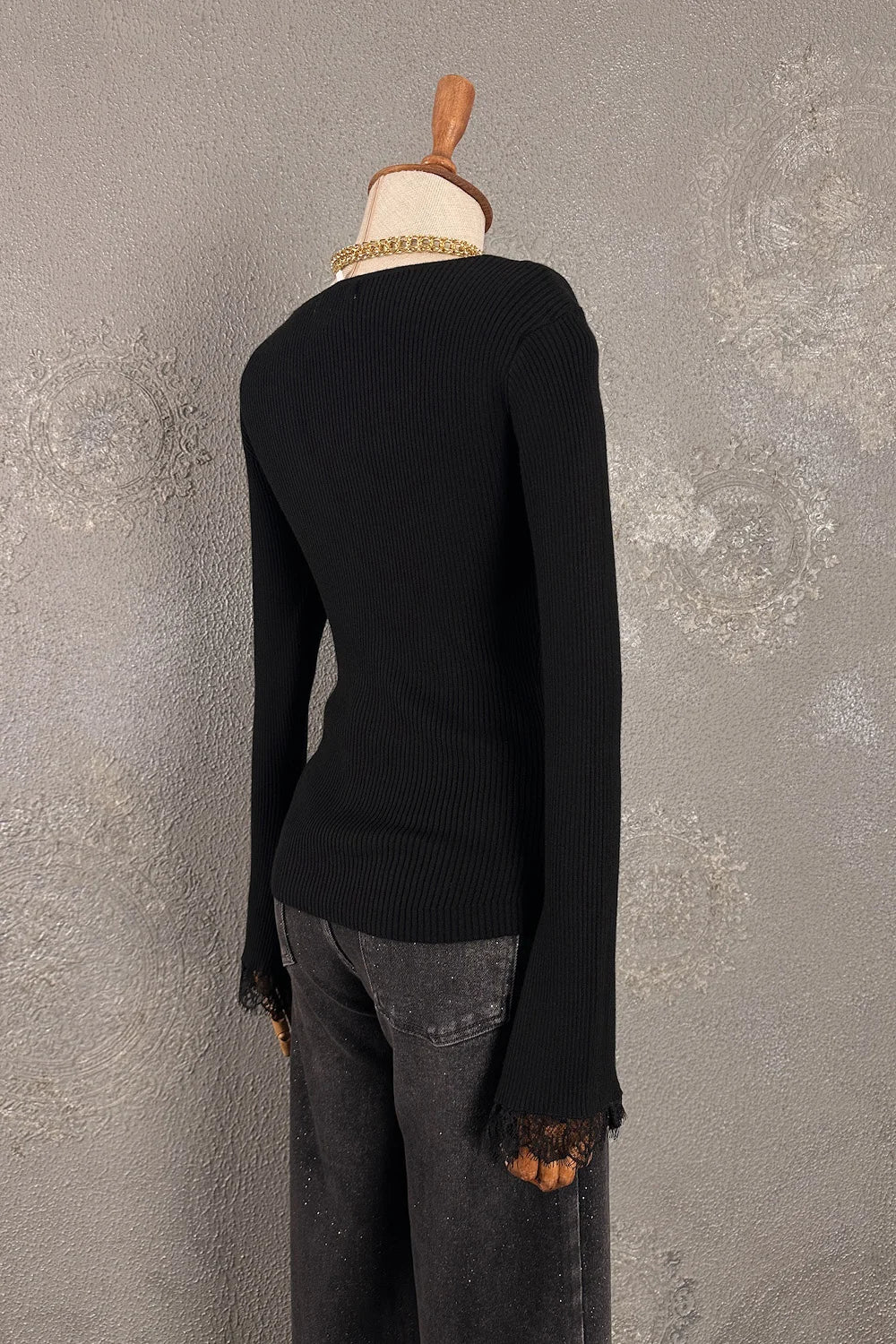 Siyah ribanalı triko, dantel detaylı, uzun kollu, kadın giyim, yandan görünüm, casual stil