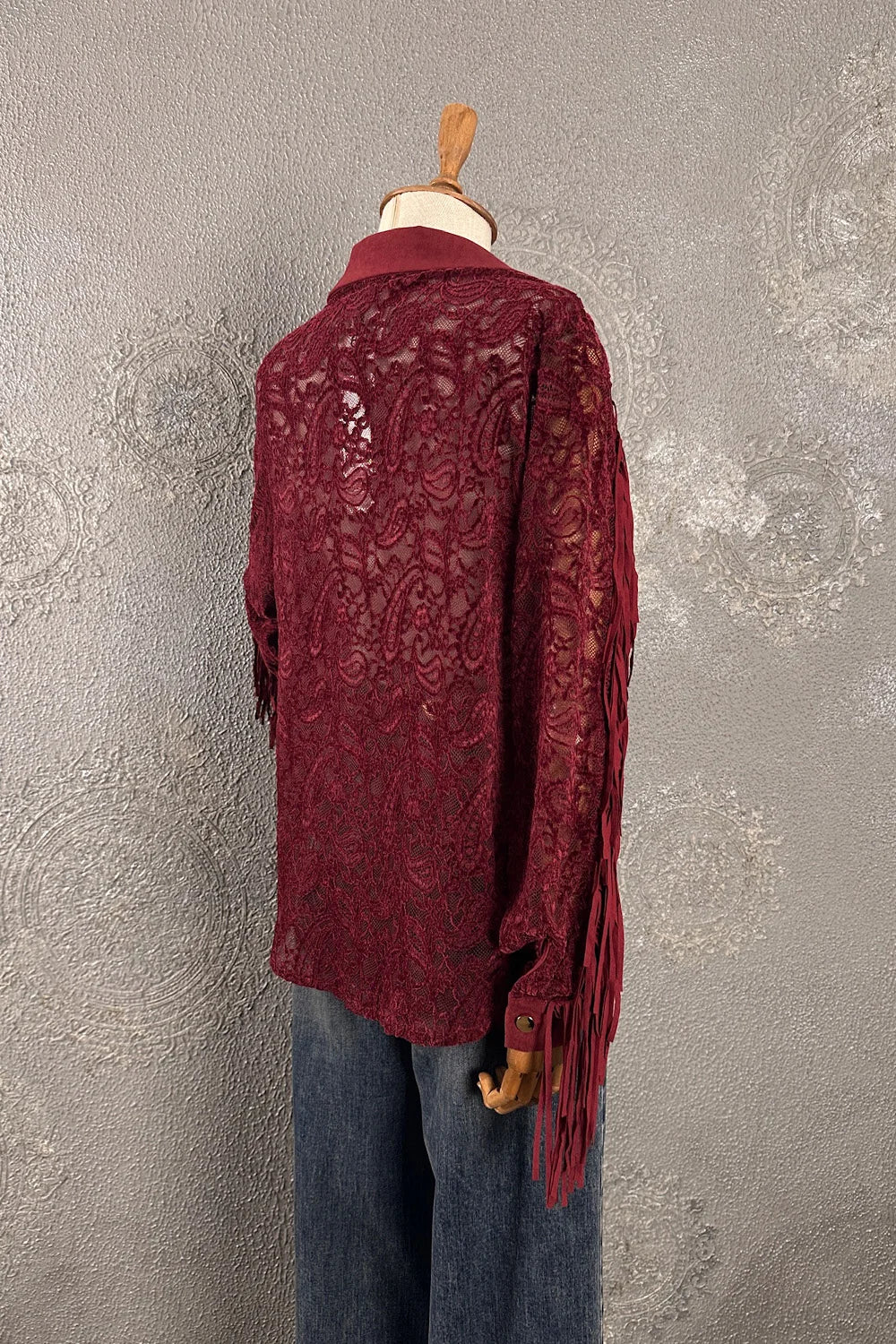 Bordo nubuk dantel gömlek, püsküllü detay, kadın oversize kesim, yandan görünüm