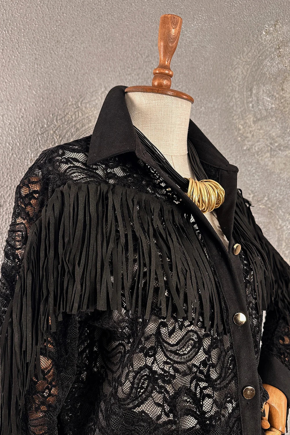 Siyah dantel püsküllü gömlek, kadın, nubuk detaylı, şık tasarım, önden görünüm, butik koleksiyonu