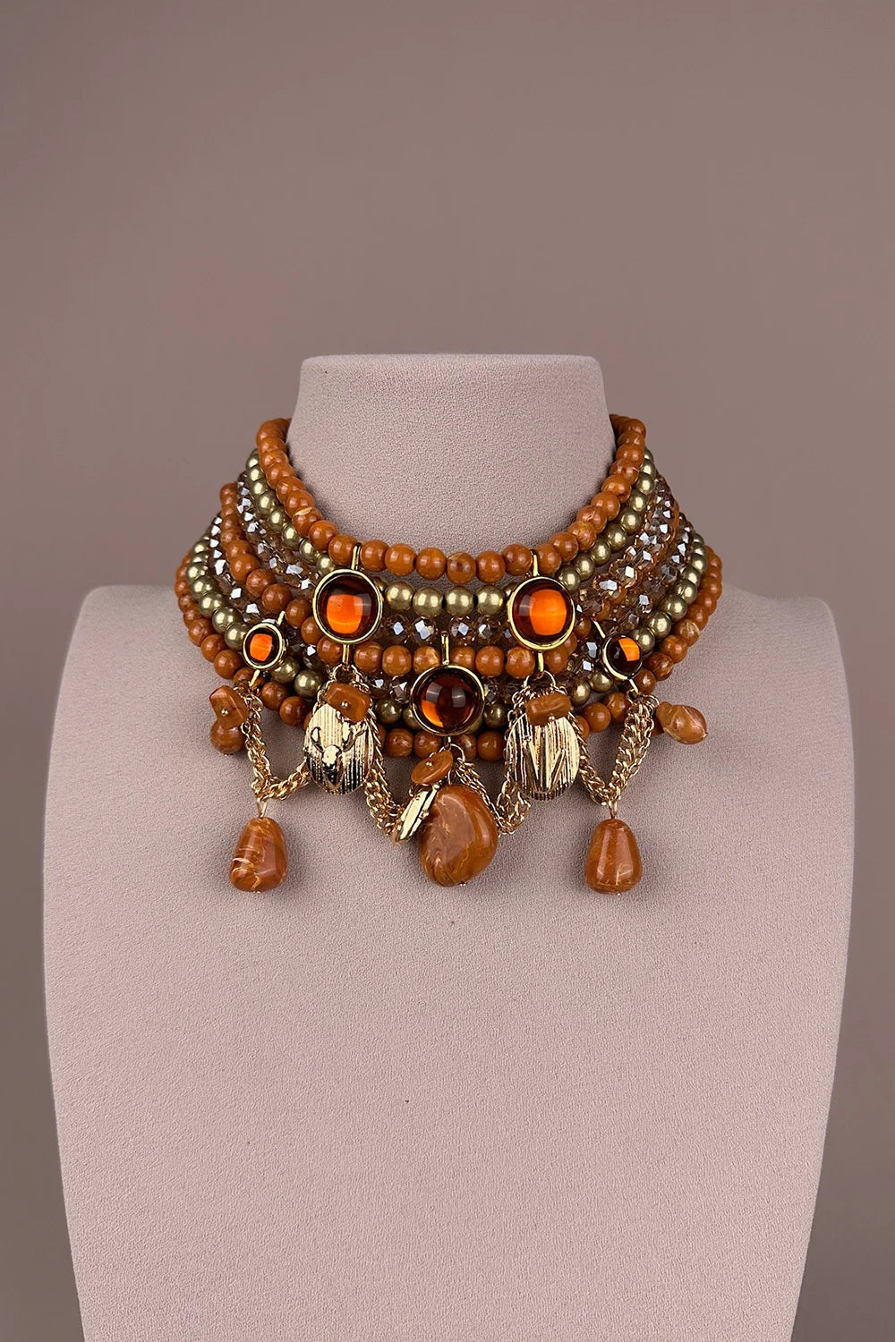 Amber taşlı salkım kolye, bronz boncuk ve zincir detaylı, kadın aksesuar, şık görünüm, detay fotoğrafı