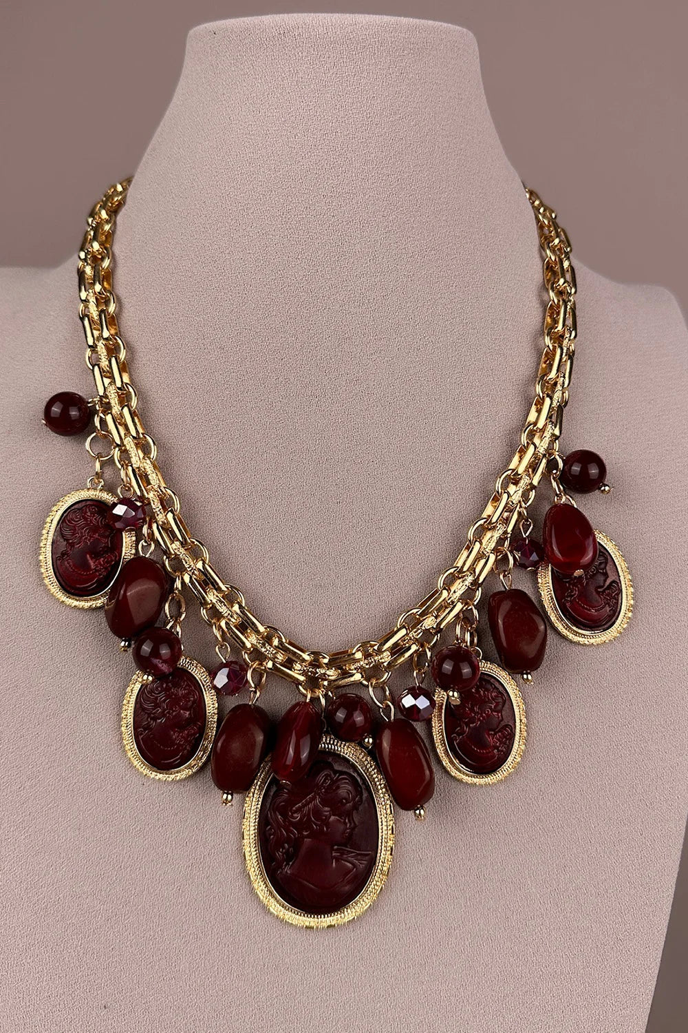 Bordo cameo salkım kolye, altın zincir, oval taş detaylı, şık kadın aksesuar, önden görünüm