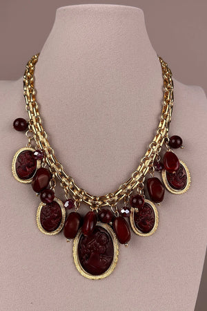 Bordo cameo salkım kolye, altın zincir, oval taş detaylı, şık kadın aksesuar, önden görünüm