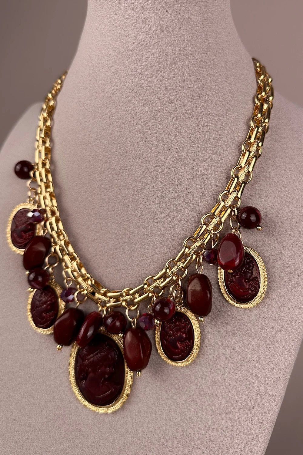 Bordo cameo salkım kolye, altın zincir, oval taş detaylı, şık kadın aksesuar, önden görünüm
