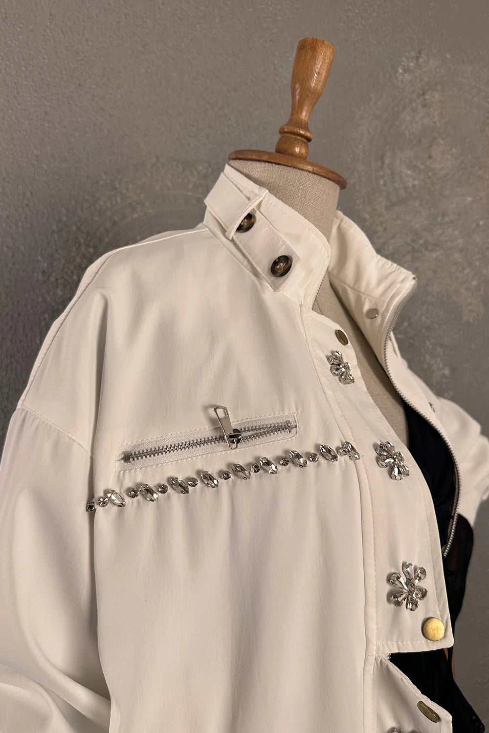 Krem taşlı hafif mont, kadın, çiçek aplike detaylı, fermuarlı, oversize kesim, yandan görünüm