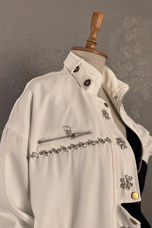 Krem taşlı hafif mont, kadın, çiçek aplike detaylı, fermuarlı, oversize kesim, yandan görünüm