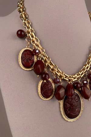 Bordo cameo salkım kolye, altın zincir, oval taş detaylı, kadın aksesuar, şık tasarım, detay görünüm