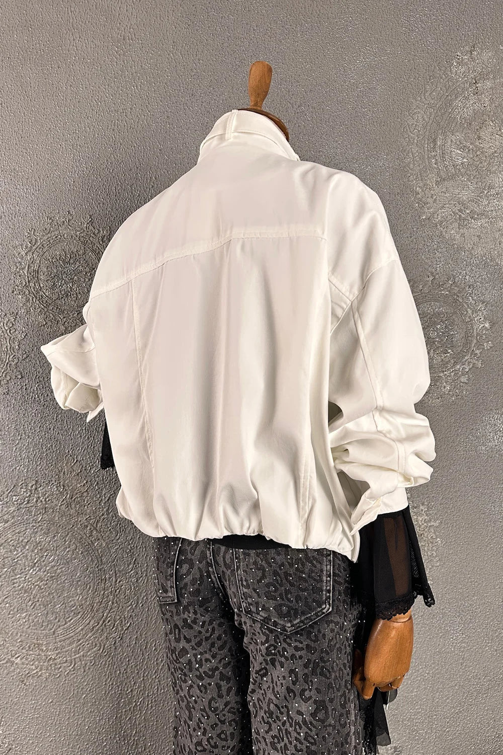 Krem taşlı hafif mont, kadın, oversize kesim, siyah taşlı denim pantolon kombinli, yandan görünüm