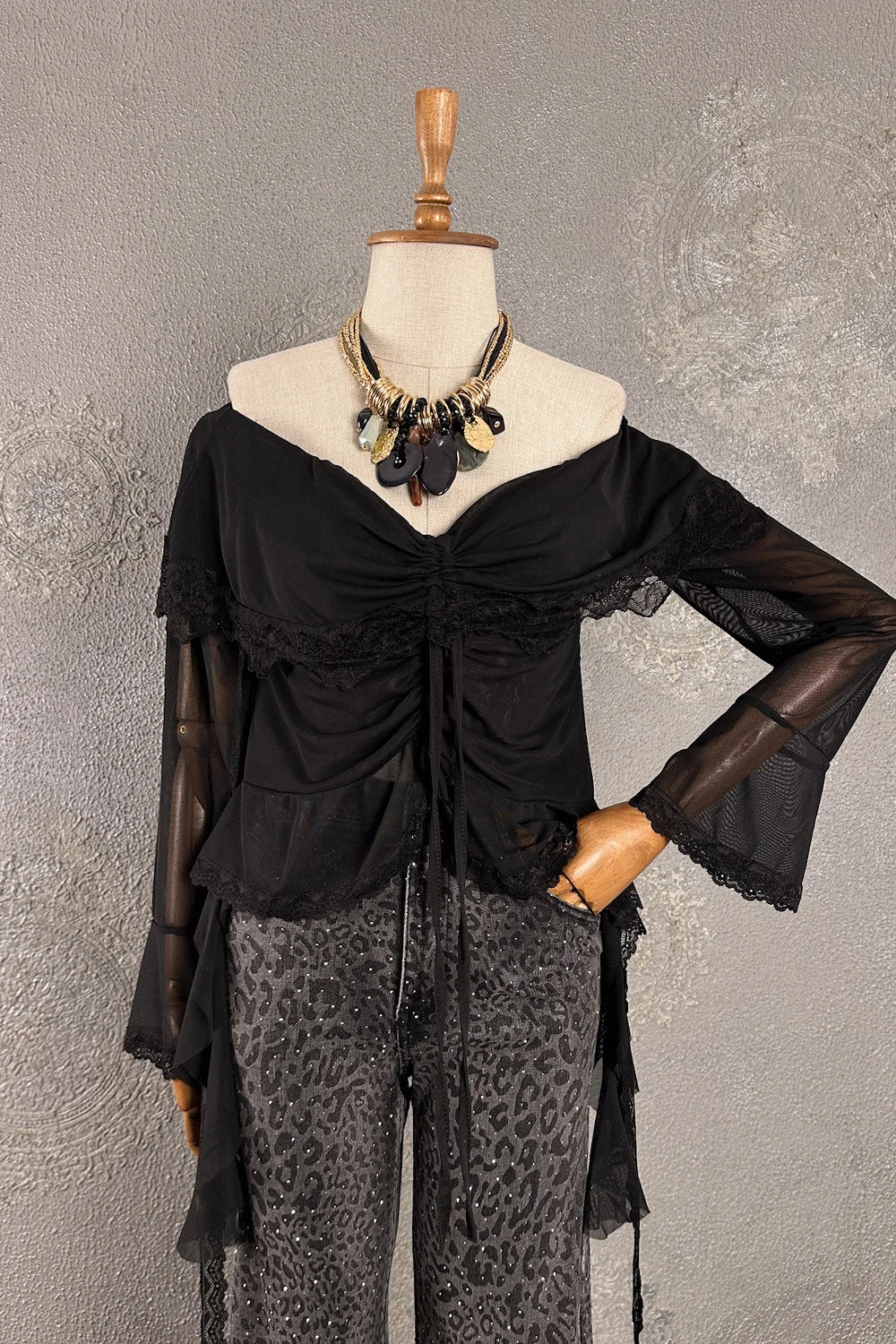 Siyah dantel detaylı romantik bluz, off-shoulder kesim, şifon kollu, kadın giyim, zarif tasarım, önden görünüm