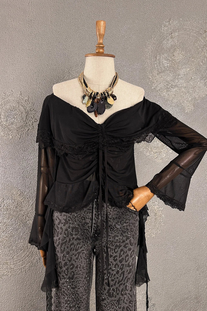 Siyah dantel detaylı romantik bluz, off-shoulder kesim, şifon kollu, kadın giyim, zarif tasarım, önden görünüm