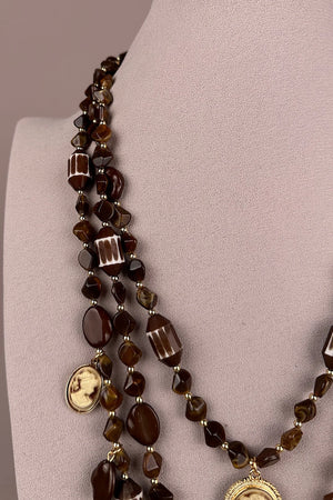Kahverengi cameo katmanlı kolye, boncuk detaylı, vintage tarzı kadın aksesuar, önden görünüm